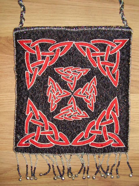 Keltische Abendtasche mit Perlen, 7 x 7, Rot/Schwarz 